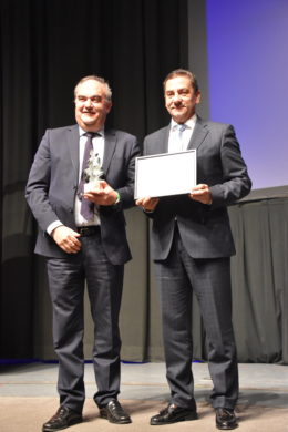 Andrés Hernando (Hiperbaric) recibiendo el premio 