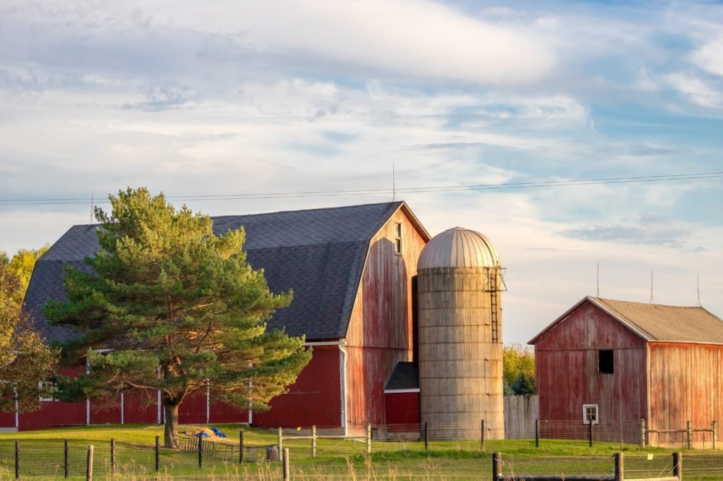 Granja con silo en USA. Foto de Renee Gaudet, Pixabay