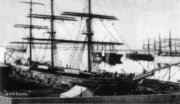 El Dunedin atracado en Port Chalmers en 1882. Wikipedia