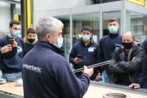 Maintenance managers listening to one of Hiperbaric's specislists during one of the practical sessions in the workshop