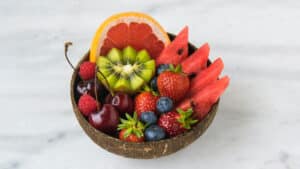 Procesamiento a alta presión de frutas precortadas: aperitivos saludables listos para comer 